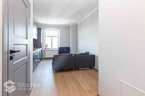 Moderns divistabu dzīvoklis. Dzīvoklī ir apvienota virtuve ar dzīvojamo istabu un atsevišķa guļamist Rīga