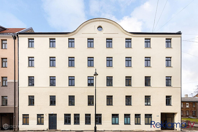 Māja būvēta 1909.gadā pēc arhitekta Edmunda fon Trompovska projekta. Tā atrodas uz Augšielas Rīga - foto 5