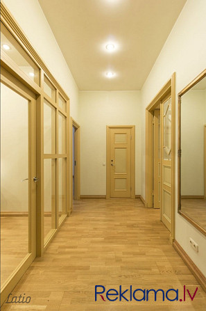 Renovēta fasādes māja, diennakts apsardze, lifts.  Nemēbelēts 3-istabu dzīvoklis, atrodas Kalpaka Pa Рига - изображение 7