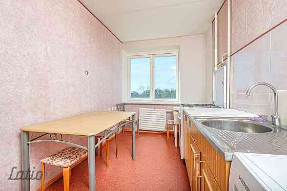 Īrei tiek piedāvāts 3 istabu dzīvoklis pašā Rīgas centrā, vēsturiskā ēkā Brīvības ielā. Nams celts 1 Rīga