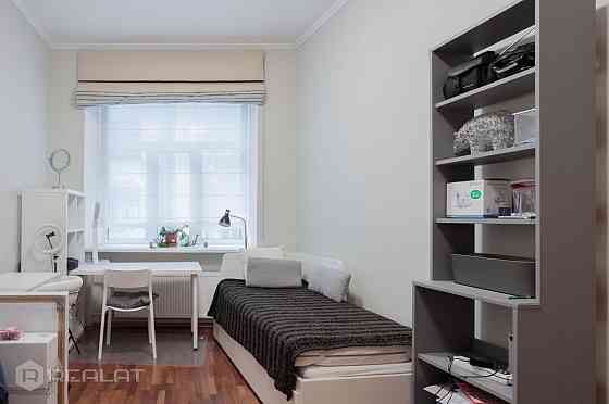 Īss apraksts:  Divistabu studio dzīvoklis. 1 guļamistaba Viesistaba apvienota ar virtuves zonu Netāl Rīga