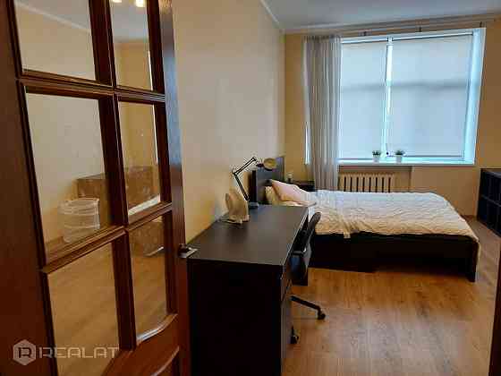 Pārdod 2-istabu dzīvokli 1. stāvā 5 Ļoti silts un gaišs dzīvoklis, augstais 1. stāvs nodrošina ērtu  Rīga
