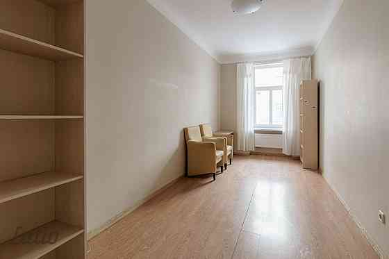 Izīrē dalēji mēbelētu dzīvokli klusajā centrā, pirmajā, augstajā stāvā (beletāžā). Divas istabas izo Rīga
