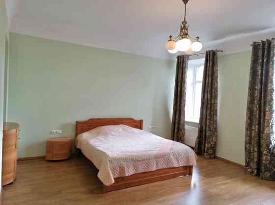 Продается 4-комнатная квартира в тихом центре Риги, на перекрестке улиц Дзирнаву Рига