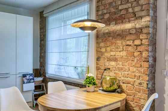 Plašs divu istabu dzīvoklis.  Piedāvājums:  + Pilnībā renovēta ēka;  + jaunas komunikācijas (ūdens,  Rīga
