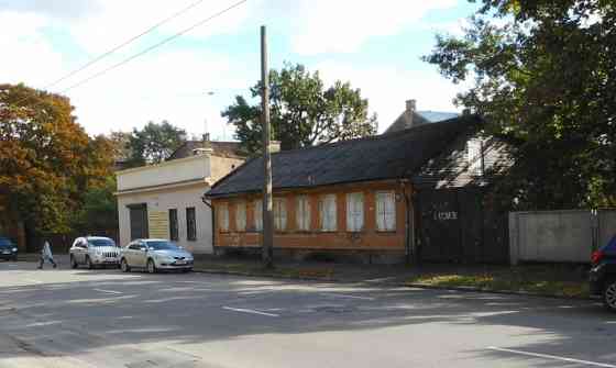 Участок земли с двумя зданиями.  На имуществе находятся два одноэтажных здания: Rīga