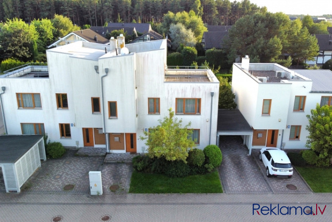 Piedāvājam īrēt trīsstāvu māju ar 5 guļamistabam. Māja atrodas slēgta tipa ciematā starp Rīgas rajons - foto 12