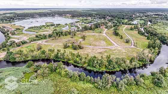 Berģu Skati находится на берегу реки Югла у самой границы Риги. Уникальный Рига