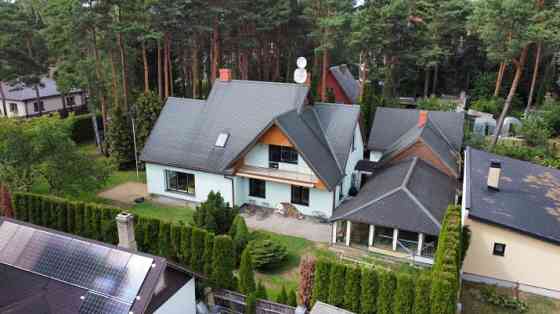 Этот красиво построенный частный дом в Вецаки предлагает мгновенное жизнь у Рига