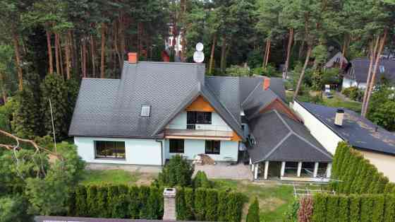 Этот красиво построенный частный дом в Вецаки предлагает мгновенное жизнь у Rīga