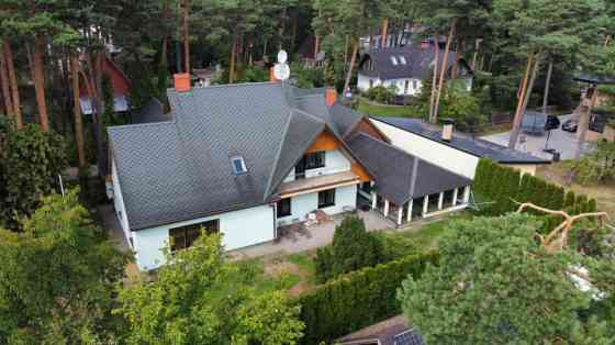 Этот красиво построенный частный дом в Вецаки предлагает мгновенное жизнь у Rīga