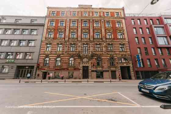 Piedāvājumā dzīvokļi Rīgas centrā. Īpašumam divas ēkas fasādes un pagalma.  Trīs istabu dzīvoklis ar Rīga