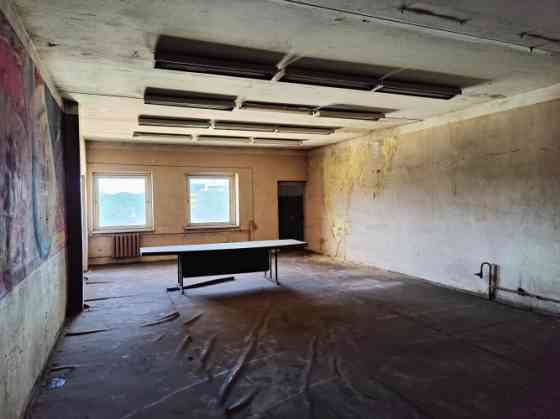 Iznomā renovējamas biroju telpas.  Ilgtermiņā iznomā 3 stāvus no 4 administratīvajā ēkā bijušajā Tan Rīga