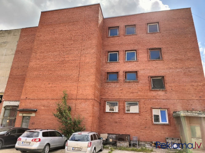 Iznomā renovējamas biroju telpas.  Ilgtermiņā iznomā 3 stāvus no 4 administratīvajā ēkā Rīga - foto 2