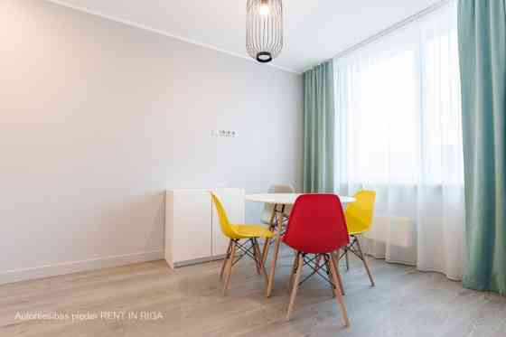 Ilgtermiņa īrei tiek piedāvāts plašs dzīvoklis jaunajā projektā  Dzīvoklis ir mēbelēts un aprīkots a Rīga