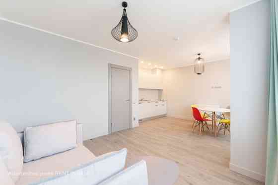 Ilgtermiņa īrei tiek piedāvāts plašs dzīvoklis jaunajā projektā  Dzīvoklis ir mēbelēts un aprīkots a Рига