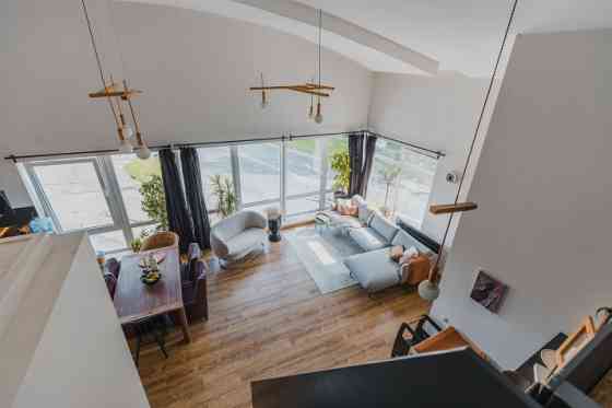 Продается просторная, современная и солнечная двухкомнатная квартира в хорошем Rīga