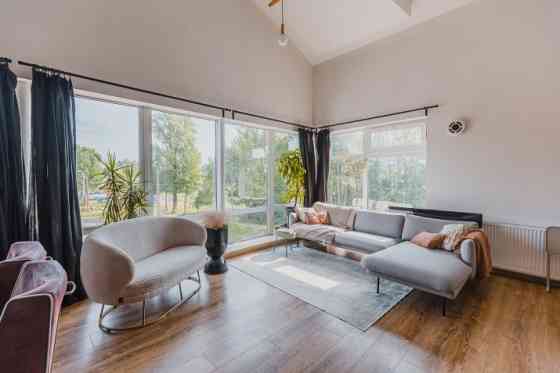 Продается просторная, современная и солнечная двухкомнатная квартира в хорошем Rīga