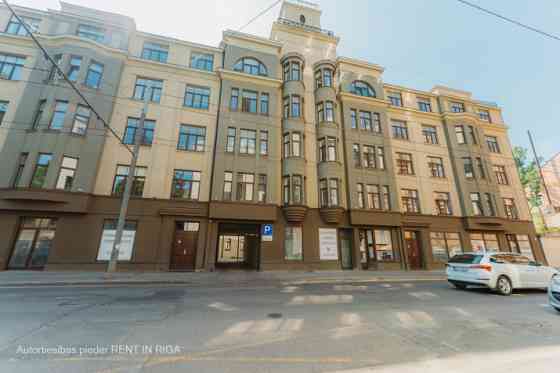 plašs divstāvu dzīvoklis ar kopējo platību 69.1 m2, izvietots renovēta nama 5. un 6. stāvā. Namā ir  Rīga
