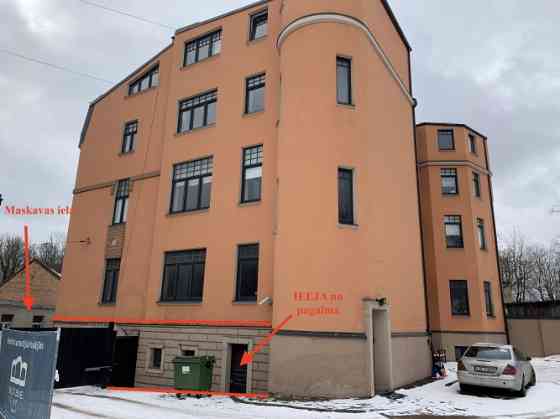 Pārdod telpas pirmajā stāvā. Nepieciešams kapitālais remonts. Fasādes māja Maskavas ielā, netālu no  Rīga