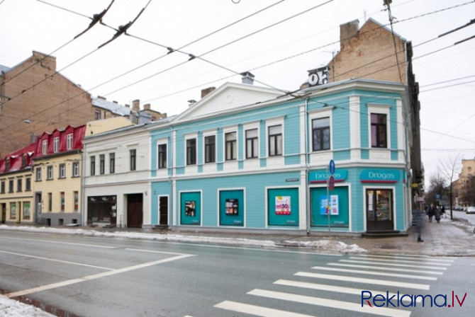 Nomai tiek piedāvātas ērtas tirdzniecības telpas pilsētas centrā, aktīvajā A. Čaka un Rīga - foto 1