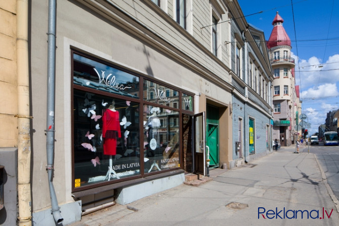 Nomai tiek piedāvātas ērtas tirdzniecības telpas pilsētas centrā, aktīvajā A. Čaka un Stabu ielu kru Рига - изображение 2