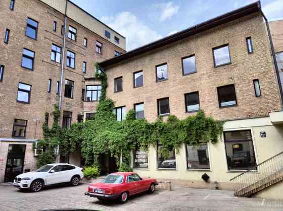 Хорошо отремонтированные офисные помещения расположены на втором этаже Rīga