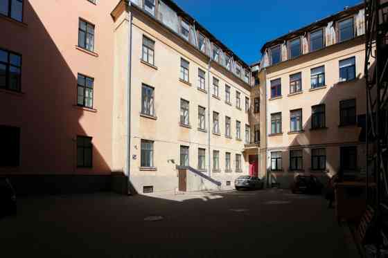 Продается просторная квартира с террасой во внутреннем дворе и парковочным Rīga