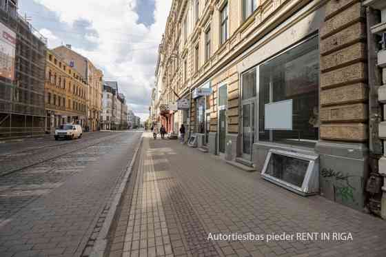 Kantains metāla angārs.  Iepriekš telpās atradās kokapstrādes cehs. Bildēs redzamās starpsienas tiks Rīga