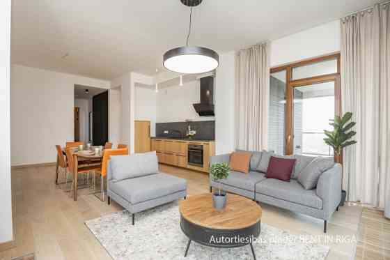 Pārdod trīs istabu dzīvokli Jaunajā projektā Filozofu Rezidence.  Dzīvokļa kopējā platība ir 115,20  Rīga
