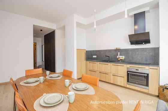 Pārdod trīs istabu dzīvokli Jaunajā projektā Filozofu Rezidence.  Dzīvokļa kopējā platība ir 115,20  Рига