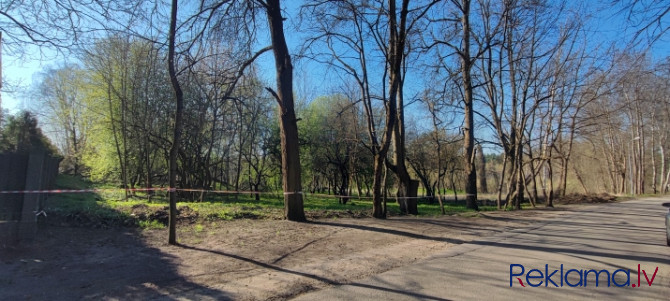 Pārdod plašu zemes gabalu Mežaparkā. Tieši pie Visbijas prospekta, blakus ir pieejamas visas Rīga - foto 1