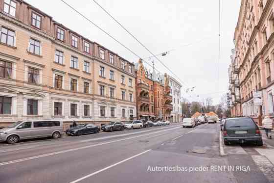 Gaišs birojs ar balkonu Rīgas Klusajā centrā.  Ieeja ir no fasādes puses. Kāpņu telpa ir reprezentab Rīga