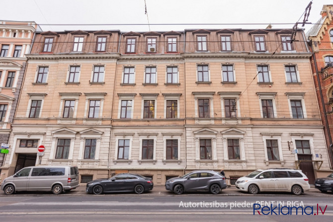 Gaišs birojs ar balkonu Rīgas Klusajā centrā.  Ieeja ir no fasādes puses. Kāpņu telpa ir Rīga - foto 8