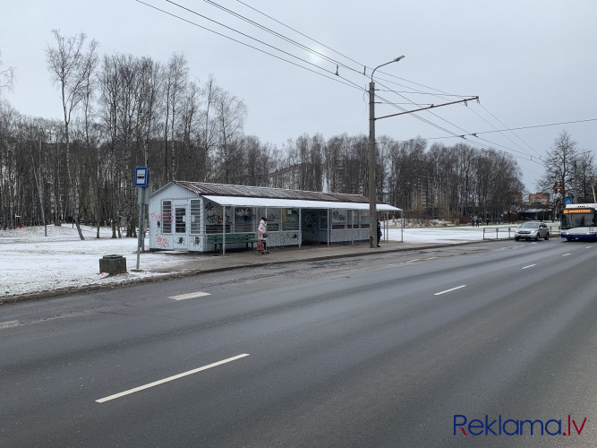 Pārdošanā 2 kioski aktīvā vietā A.Sahorova ielā.  Telpas ir sadalītas- 20kv2 un 27kv2. Rīga - foto 1