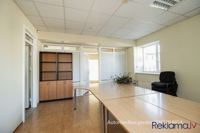 Divu izolētu telpu birojs ar cenā iekļautu plašu bezmaksas auto stāvvietu!  Aģenta komisja Rīga - foto 10