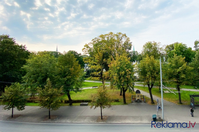 Reprezentabls dzīvoklis pašā pilsētas centrā ar skatu uz parku. No 2 istabu logiem paveras Rīga - foto 11