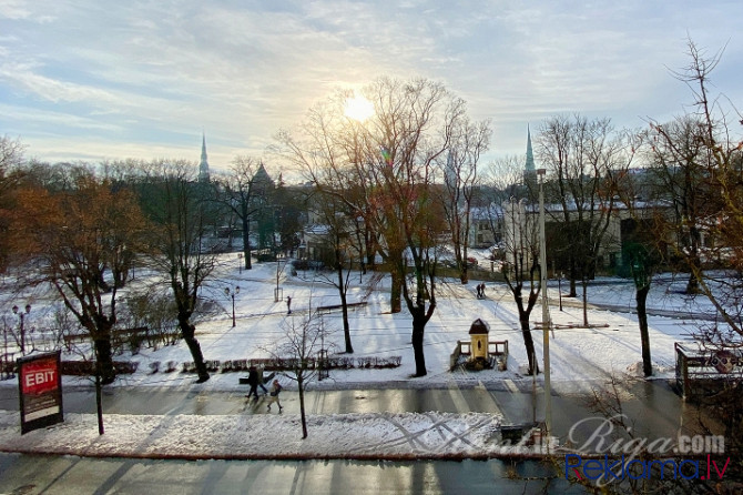 Reprezentabls dzīvoklis pašā pilsētas centrā ar skatu uz parku. No 2 istabu logiem paveras Rīga - foto 9