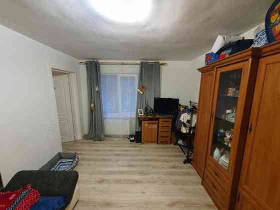 Продается 2-комнатная квартира в Пурвцемсе.  Квартира состоит из 2-х комнат, кухни Рига
