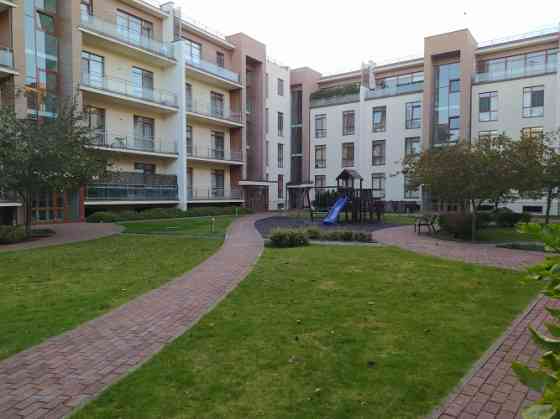 Предлагаем в аренду квартиру общей площадью 93 м2, жилая площадь 84 м2 и 9 м2 - лоджия. Jūrmala