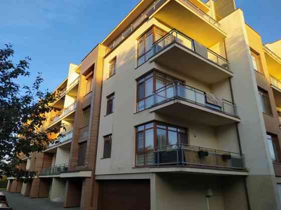 Предлагаем в аренду квартиру общей площадью 93 м2, жилая площадь 84 м2 и 9 м2 - лоджия. Jūrmala