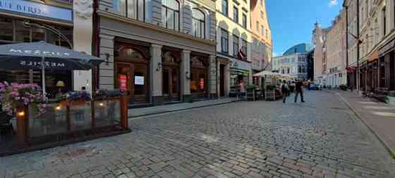 Сдается просторное помещение в Старой Риге, на очень оживленной улице, недалеко Rīga