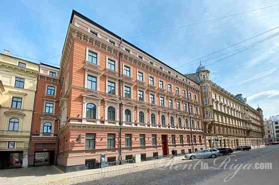 Продаётся светлейшая мансардная двухкомнатная квартира в сердце Риги.  Квартира Rīga