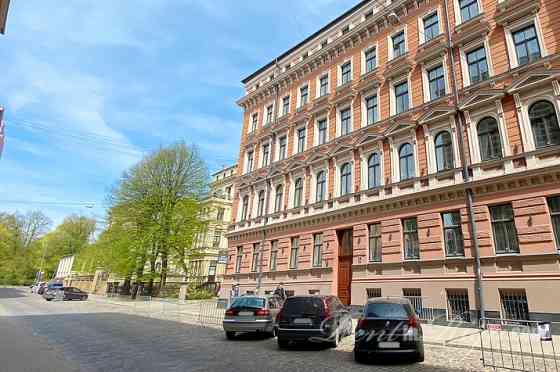 Продаётся светлейшая мансардная двухкомнатная квартира в сердце Риги.  Квартира Рига