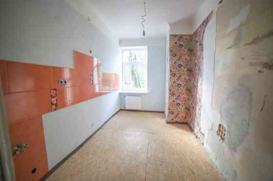Pārdod 2-istabu dzīvokli atjaunotā pirmskara laika ēkā ar izcilu lokāciju. Dzīvoklis atrodas ielas ē Rīga