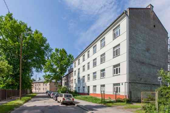 Pārdod 2-istabu dzīvokli atjaunotā pirmskara laika ēkā ar izcilu lokāciju. Dzīvoklis atrodas ielas ē Rīga