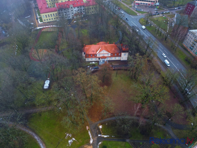 Pārdod Strazdu muižu ar parku.  Koka 2 stāvu ēkā ar pagrabu kādreiz atradās bibliotēka, bet Rīga - foto 15