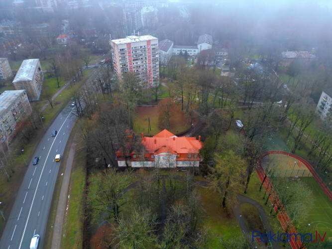 Pārdod Strazdu muižu ar parku.  Koka 2 stāvu ēkā ar pagrabu kādreiz atradās bibliotēka, bet Rīga - foto 19