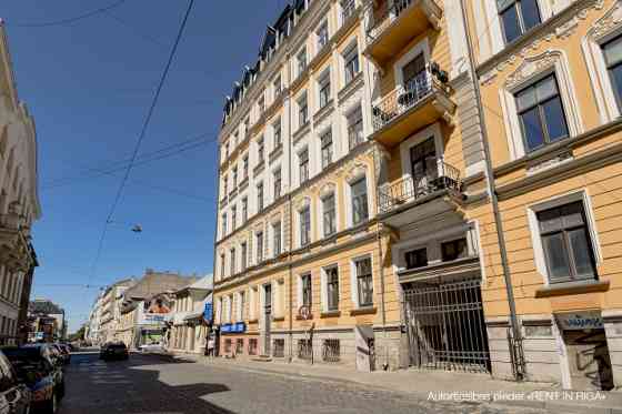 Предлагается уютная и просторная трехкомнатная квартира в центре города. Rīga
