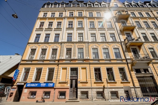 Tiek piedāvāts mājīgs un plašs trīs istabu dzīvoklis pilsētas centrā. Mājoklis sastāv no Rīga - foto 1